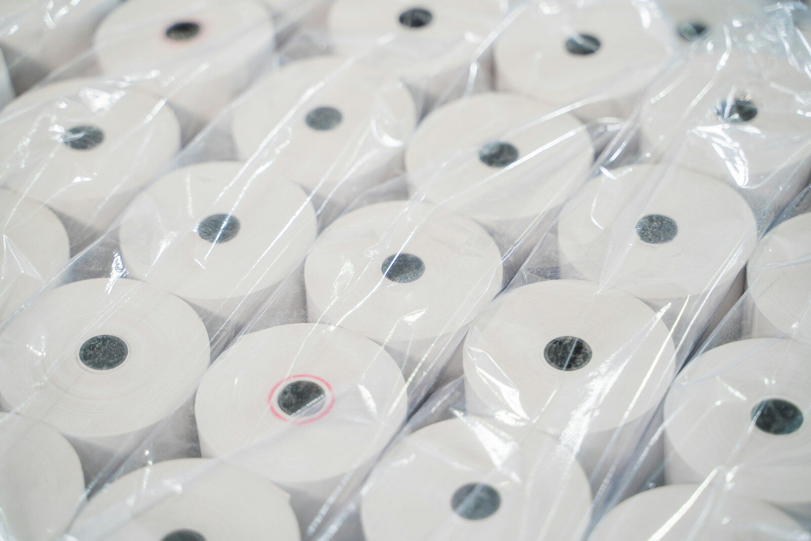 Giấy nhiệt so với nhãn tổng hợp: Nên chọn loại nào? - giấy nhiệt